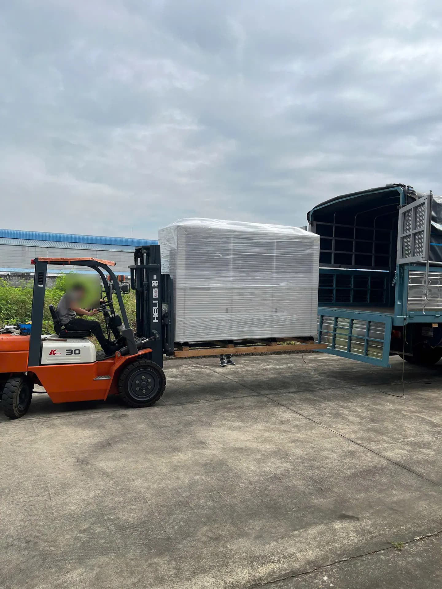 Xe nâng bốc xếp hàng hóa tại khu công nghiệp