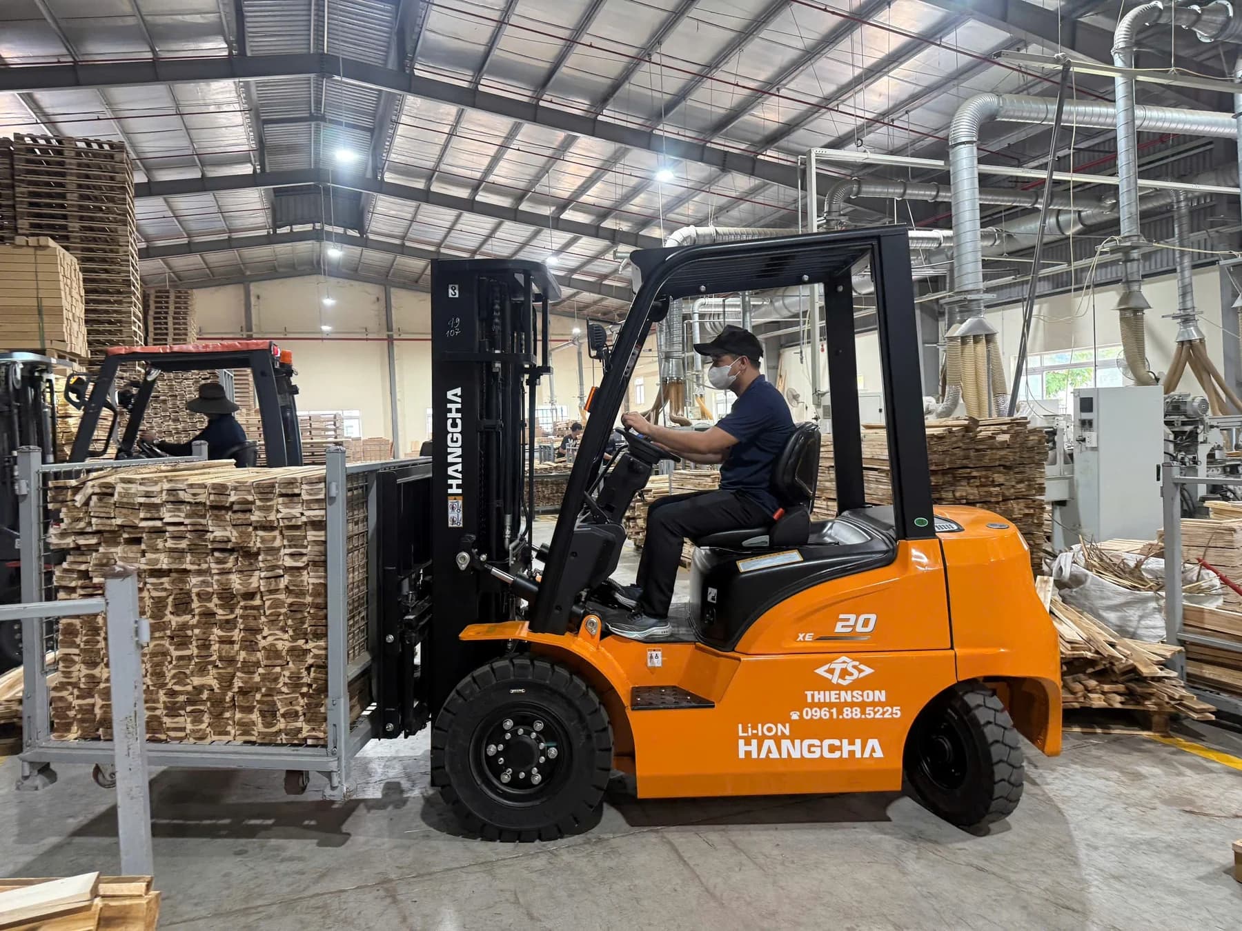 Xe nâng Hangcha nâng hạ vật liệu trong xưởng