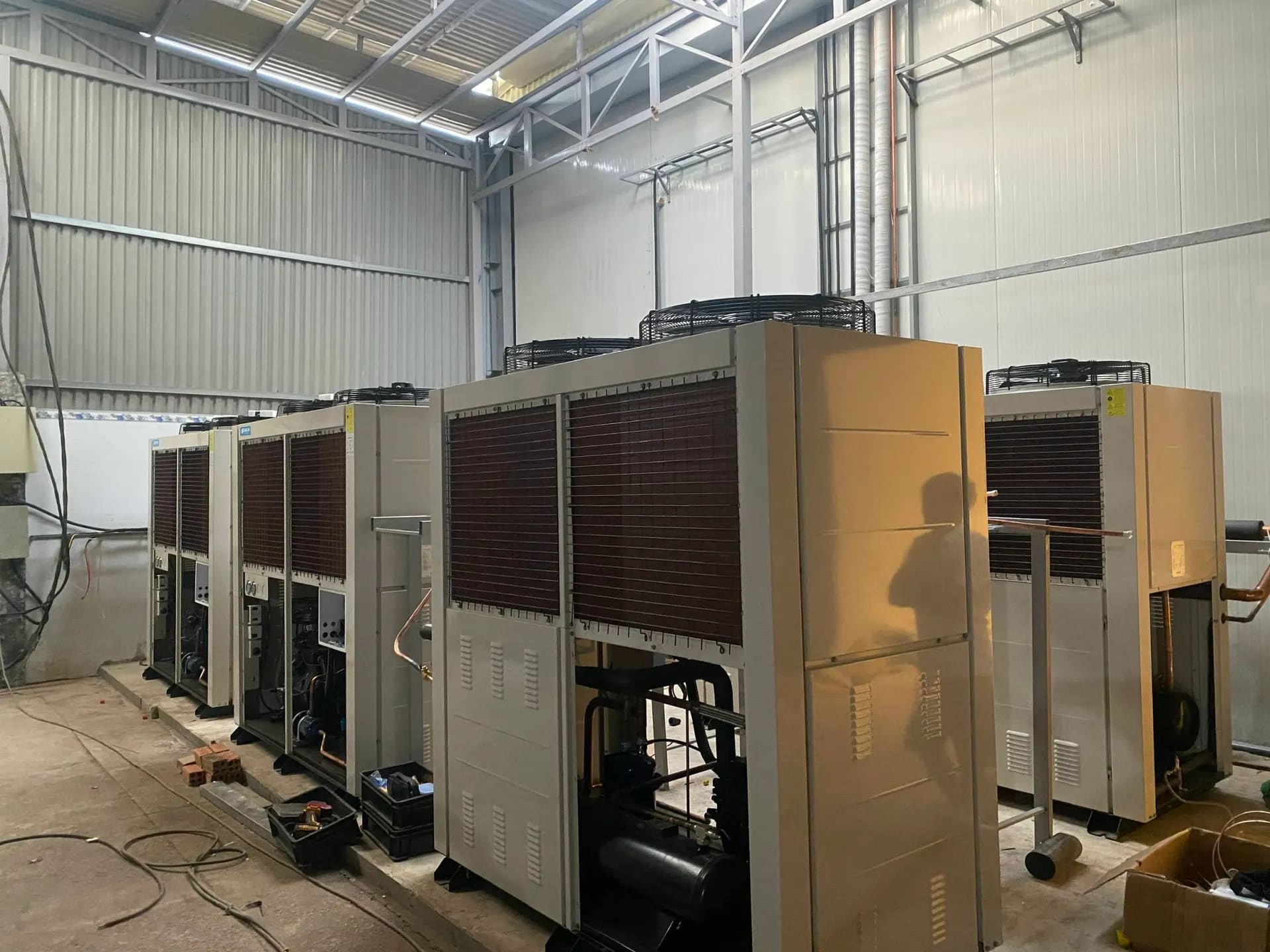 Cụm máy lạnh công nghiệp chuẩn bị lắp đặt cho dự án