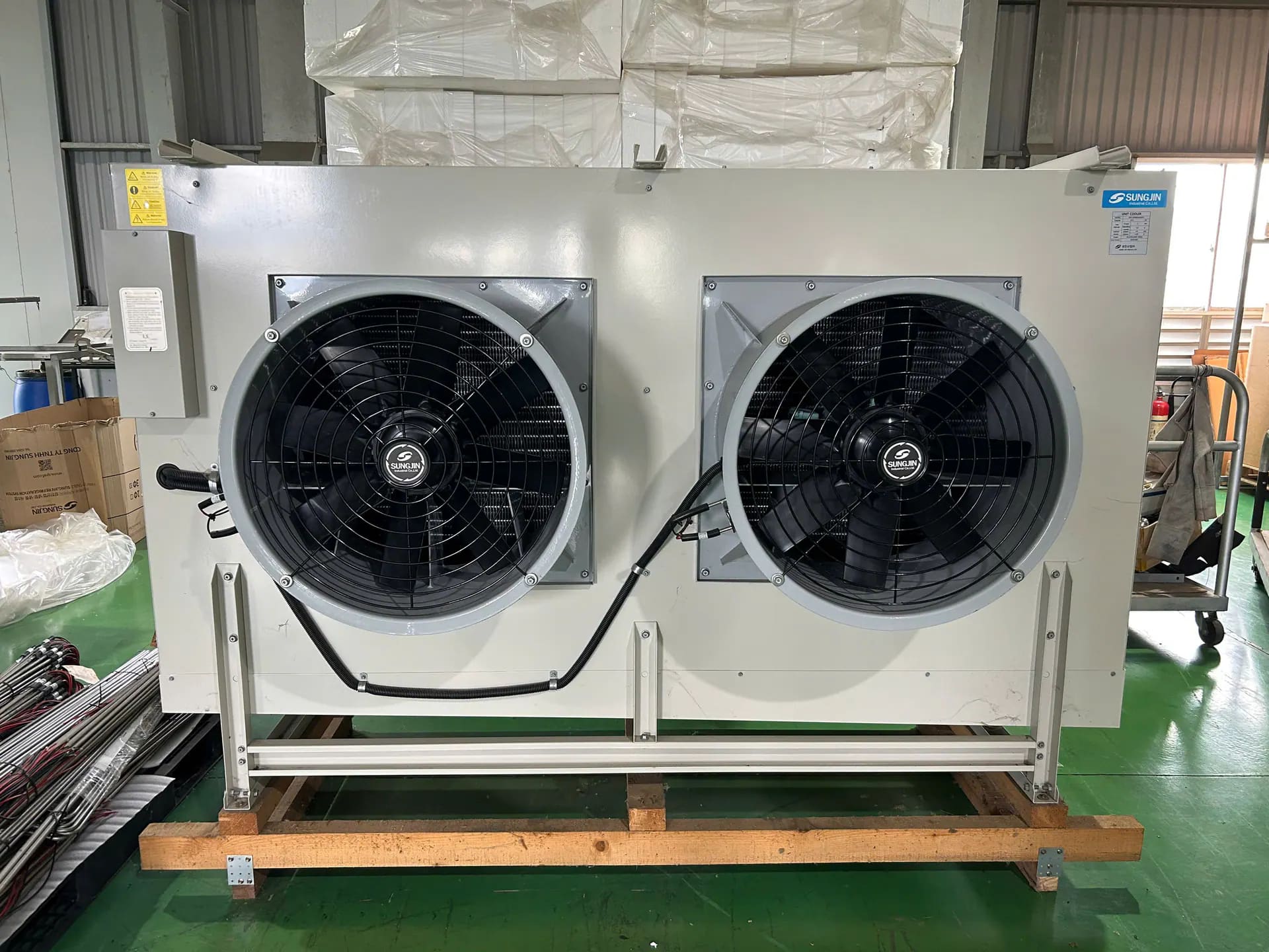 Dàn ngưng thiết bị lạnh công nghiệp tại xưởng VietFactory