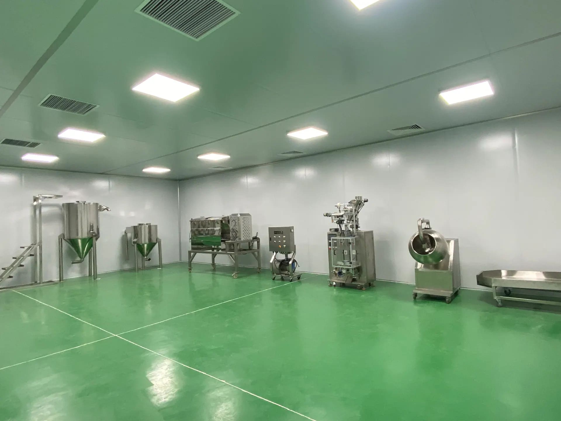 Dây chuyền thiết bị sản xuất trong khu vực phòng sạch