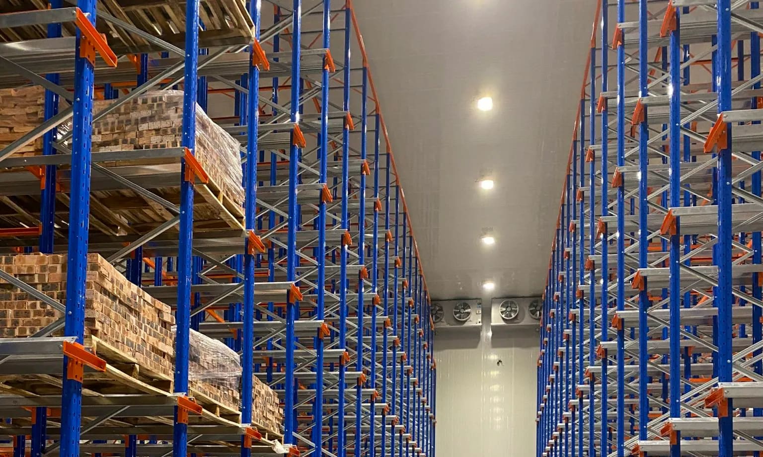 Hệ thống kệ pallet cao tầng trong kho lạnh công nghiệp