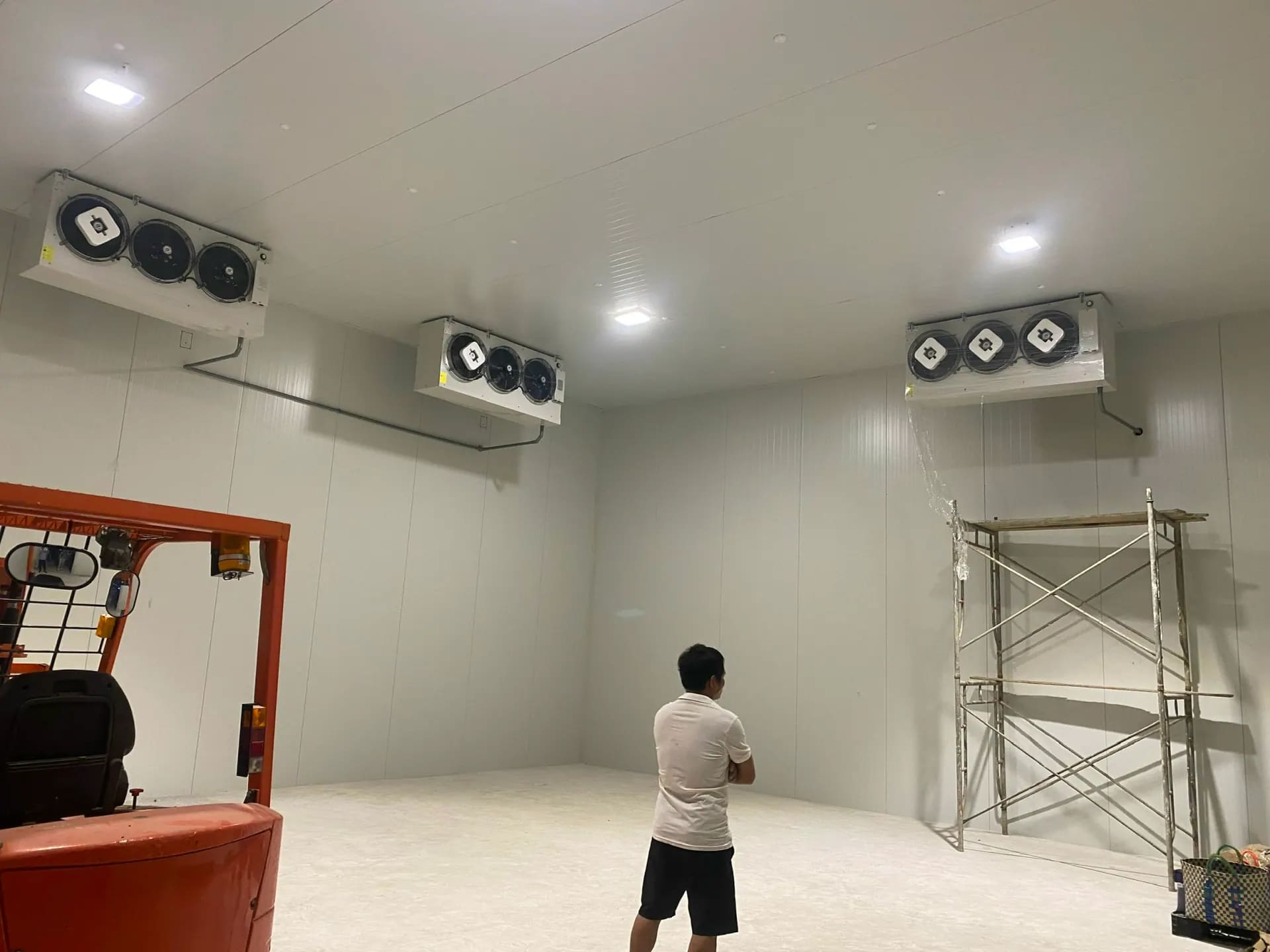 Thi công lắp đặt dàn lạnh bên trong kho lạnh công nghiệp