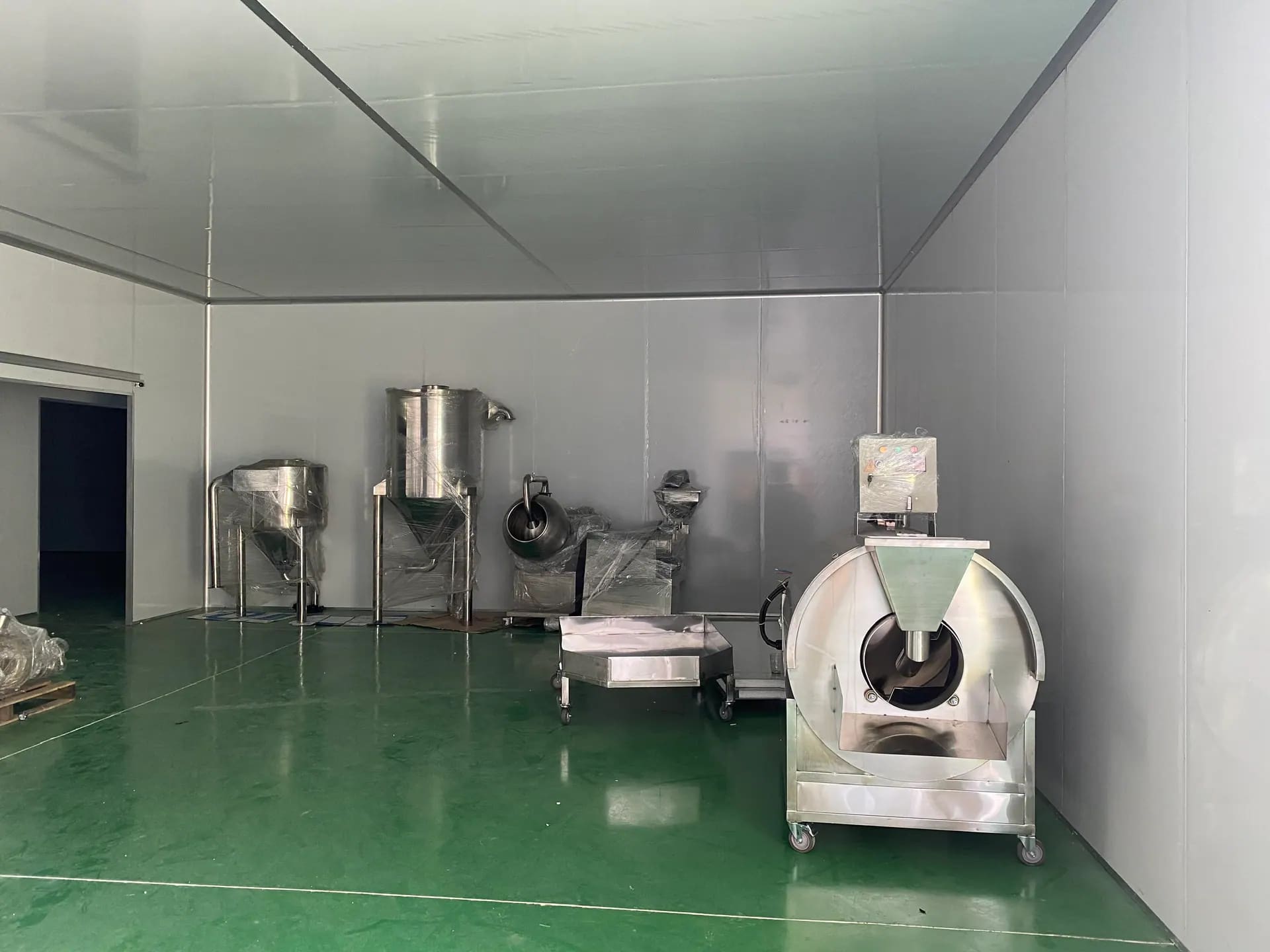 Thiết bị inox vận hành trong phòng sạch sàn epoxy xanh