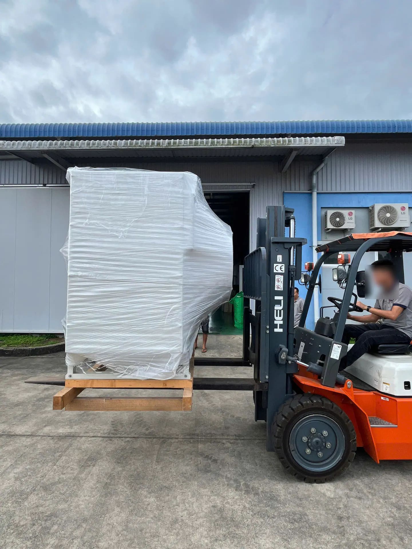 Xe nâng vận chuyển hàng hóa trong khu công nghiệp