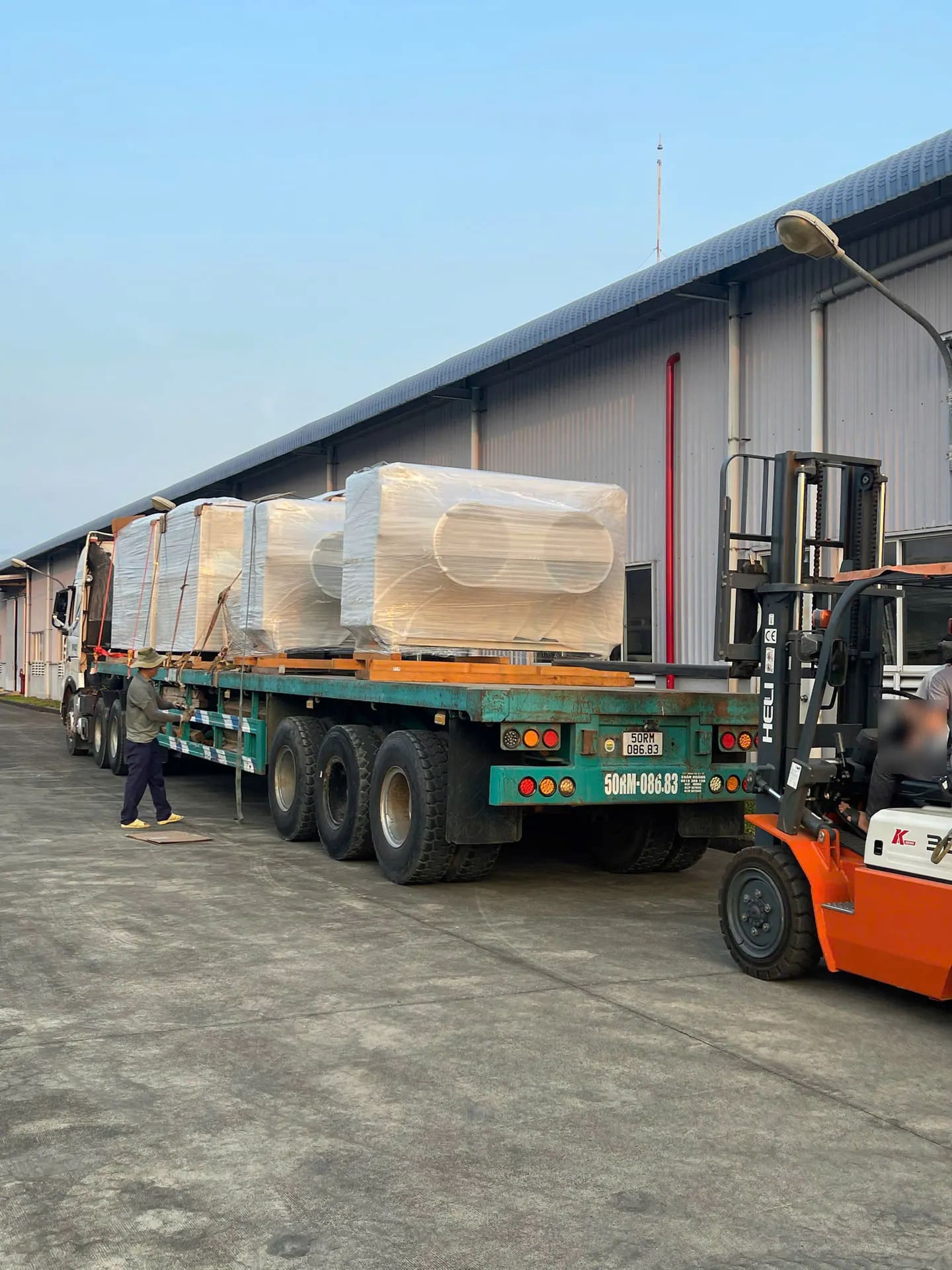 Xe nâng vận chuyển thiết bị công nghiệp đến khu vực lắp đặt